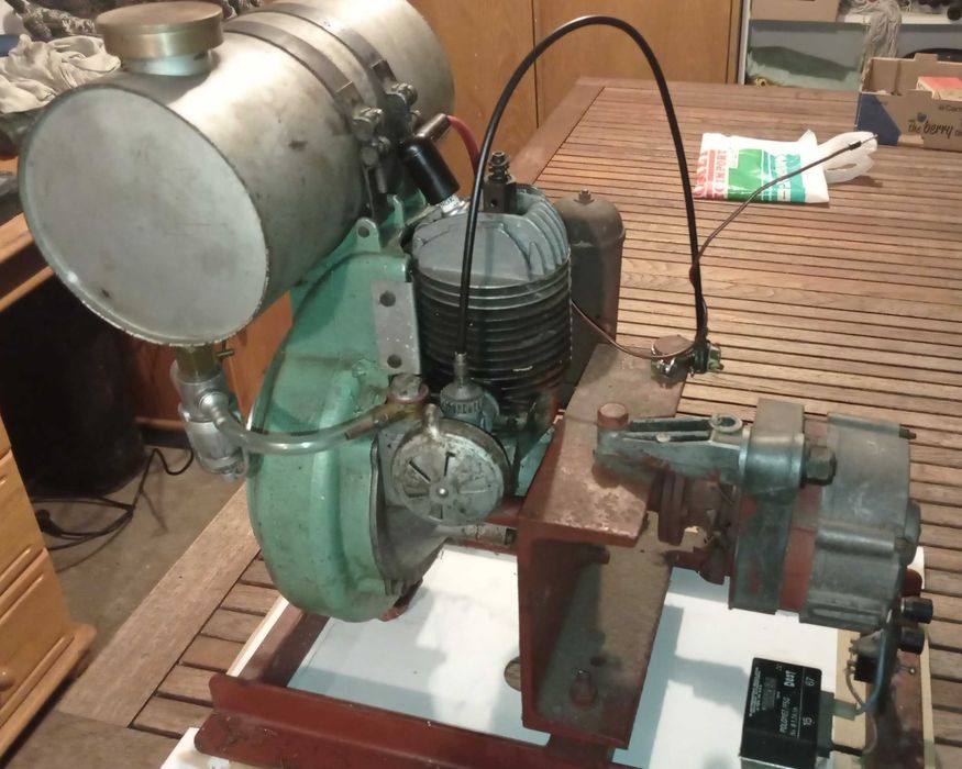 Stary silnik dwusuwowy IKOV