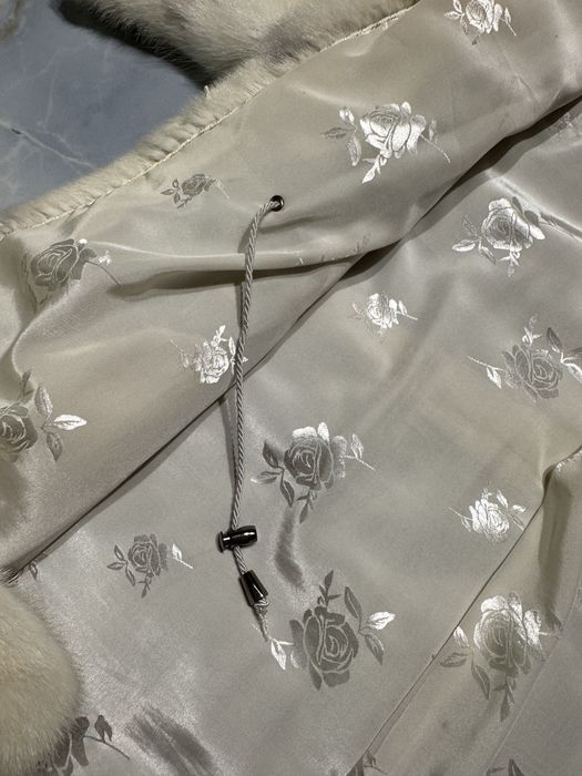 Натуральна до коліна норкова шуба з скороченими рукавами