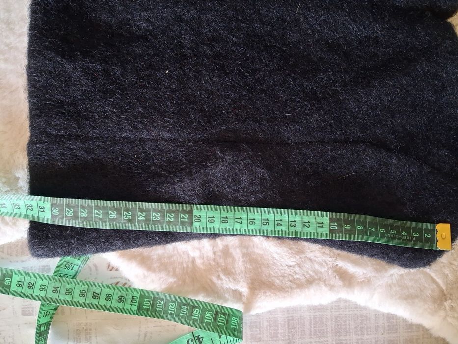 Czarny sweterkowy crop top rozmiar L.  Zara