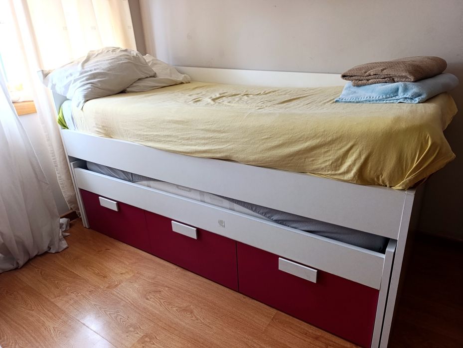 Cama dupla com colchões