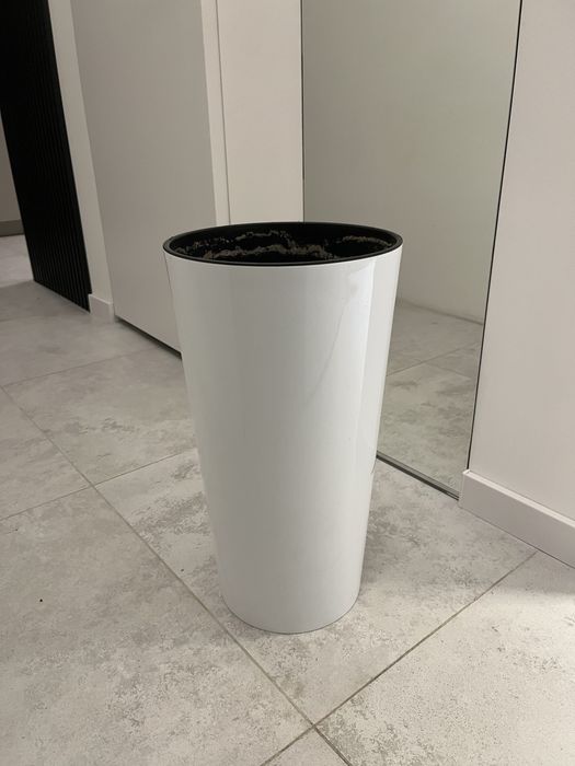 Biała donica z wkładem