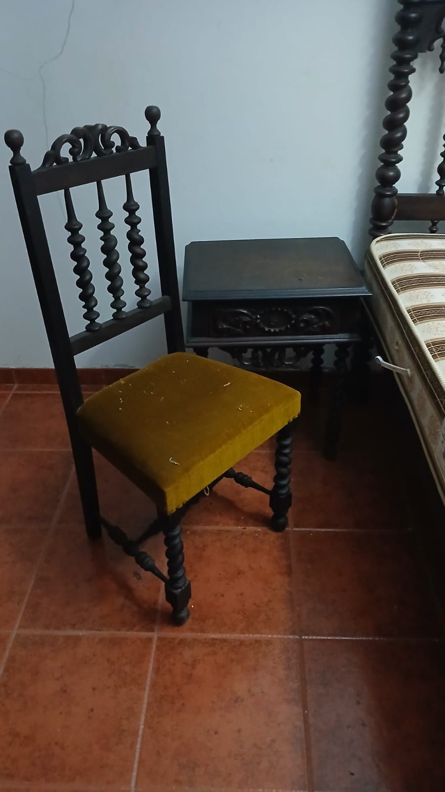Quarto usado para venda cama, duas mesas de cabeceira, cómoda, espelho