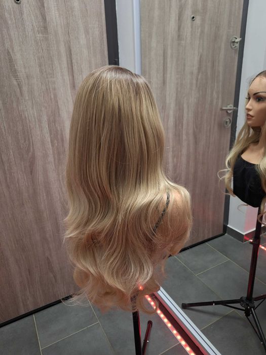 Długa falowana blond peruka z koronką z przodu