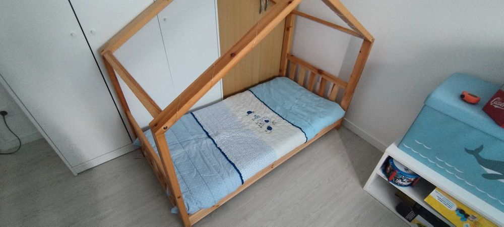 Cama criança formato de casa com colchão, resguardo e colcha