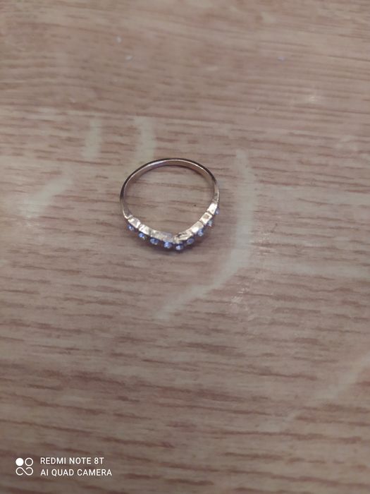 Pierścionek damski w kolorze złota