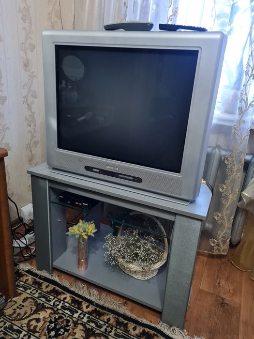 Продам телевізор, тумбу та ТV тюнер