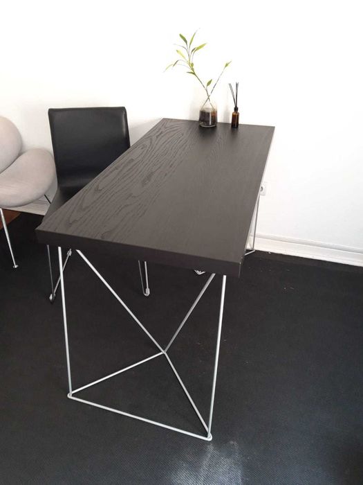 Mesa com tampo preto removível e pernas metálicas