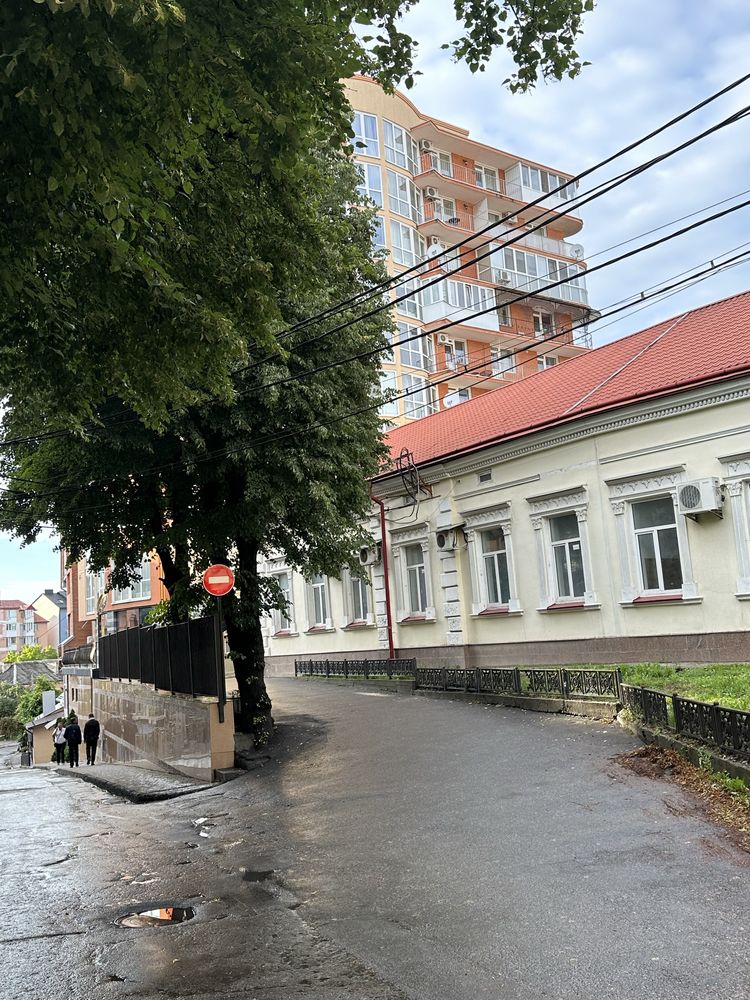 Продам паркінг на вул. Барвінського 2