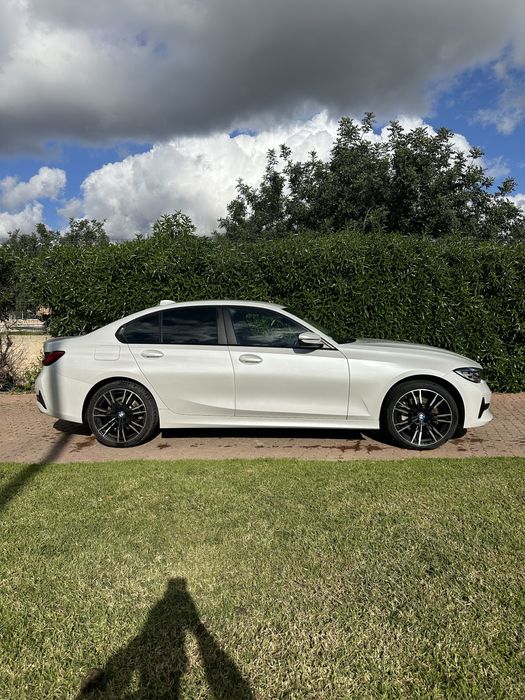 Carro BMW 330e branco