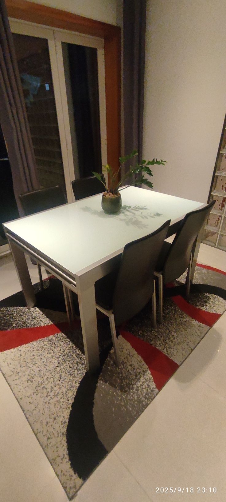Mesa de sala jantar com cadeiras