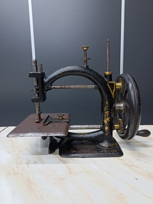 Антикварна швейна машина