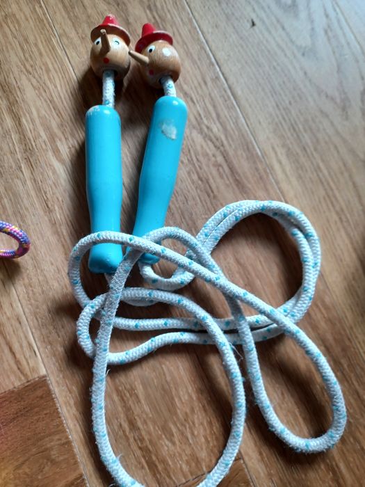 Corda de saltar com o pinoquio e cabo de madeira