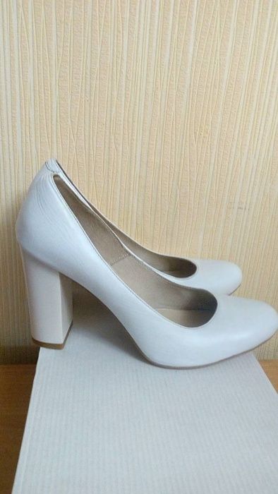 Белые свадебные туфли