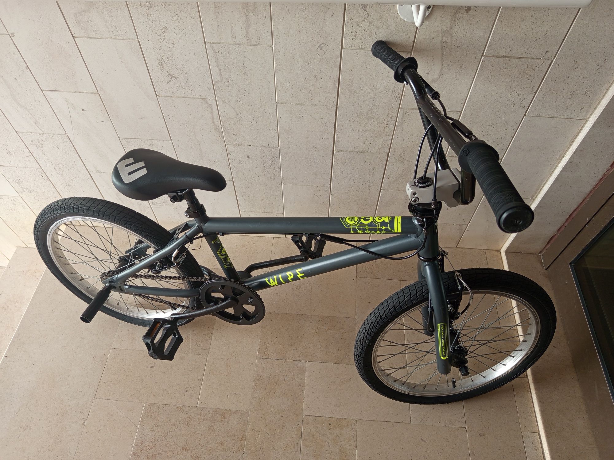BMX Wipe 300 quase nova + pegs incluídos (comprada na Decathlon)