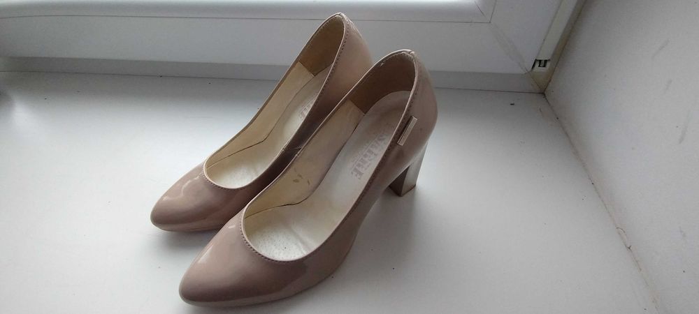 Пара бежевих туфельок
