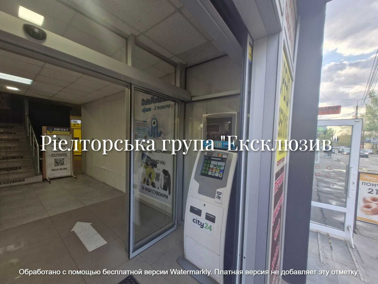 Приміщення на зупинці, густонаселений район
