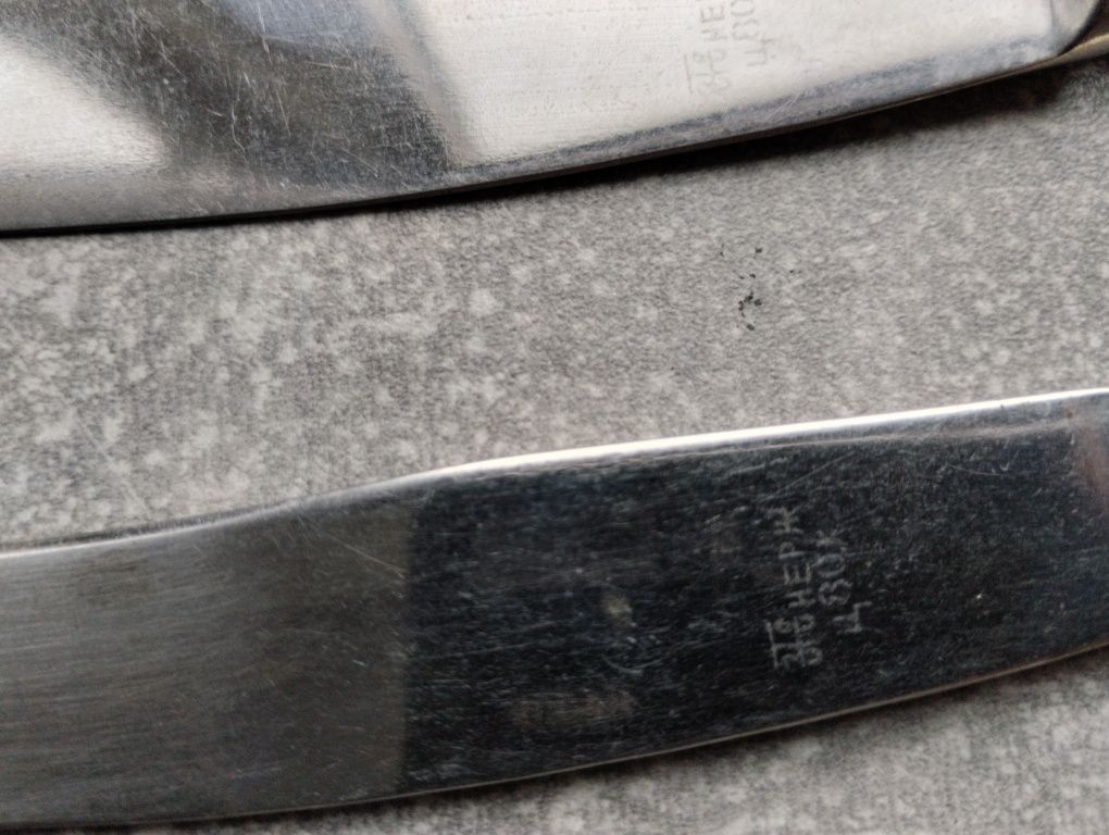 Ножі ,вилки з бакелітовими ручками