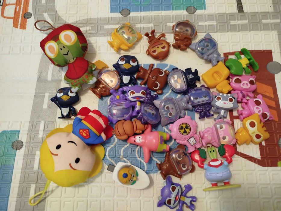 Różne figurki plastikowe