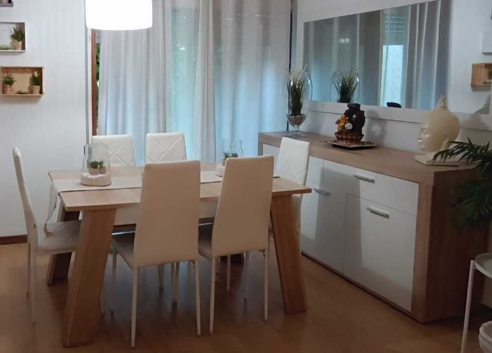 Mesa de jantar + 8 cadeiras + Aparador