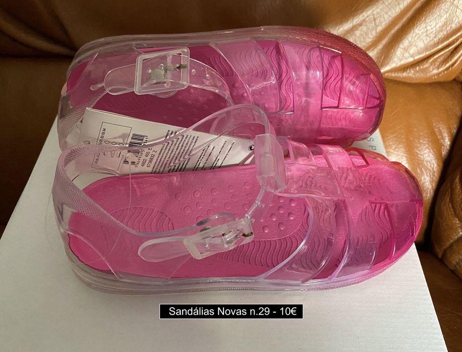 Sandálias novas de criança (modelos e tamanhos vários)