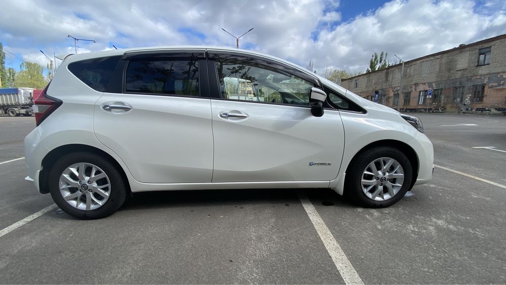 Продаю Nissan Note гибрид