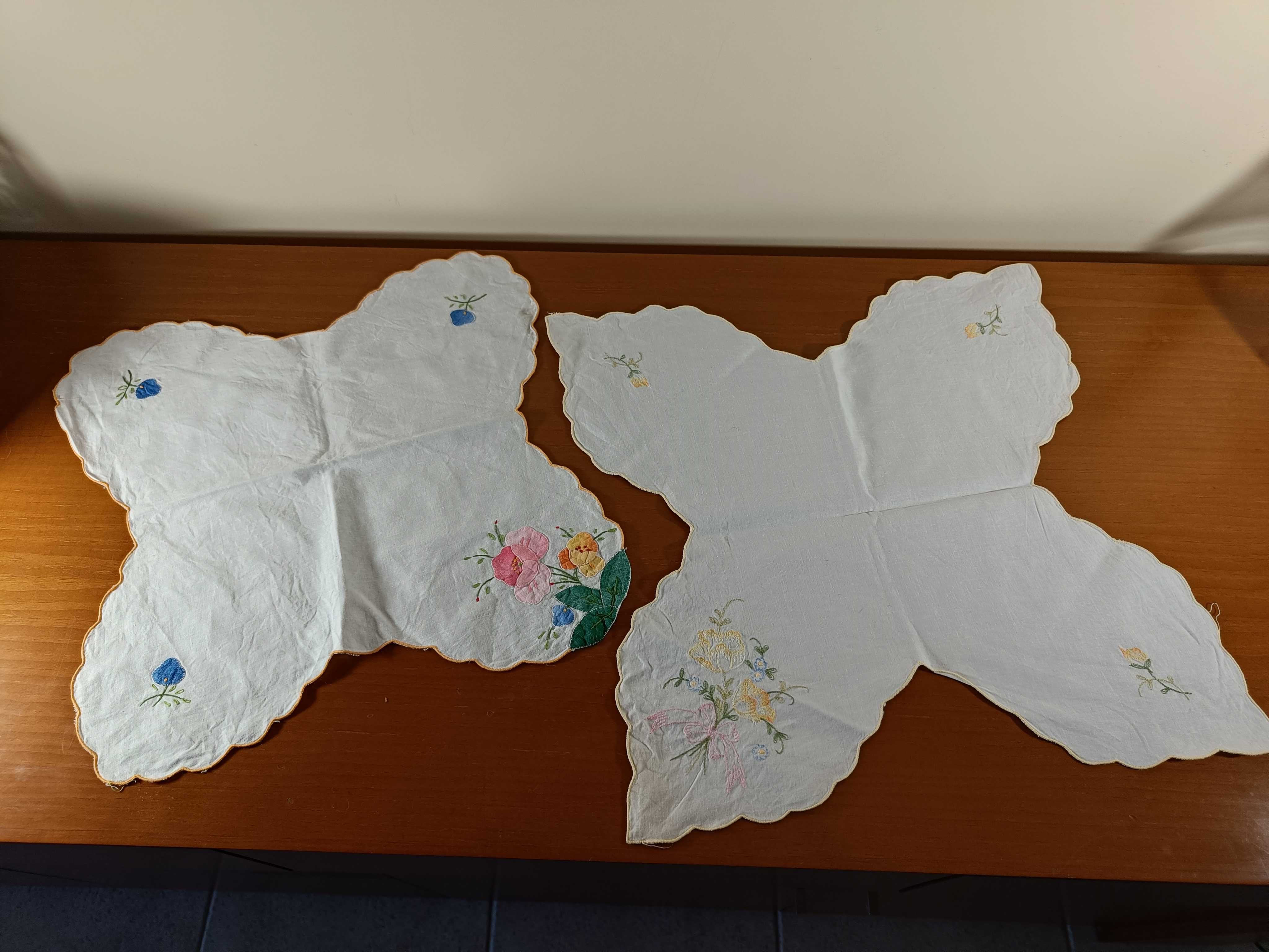 Conjunto napron /2 peças/ em losangos, decorados com bordados