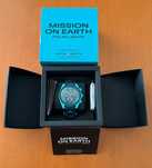 Omega x Swatch SO33L103 Earth - Aurora borealis w designie