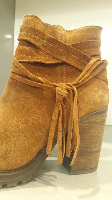 Botins em camurça