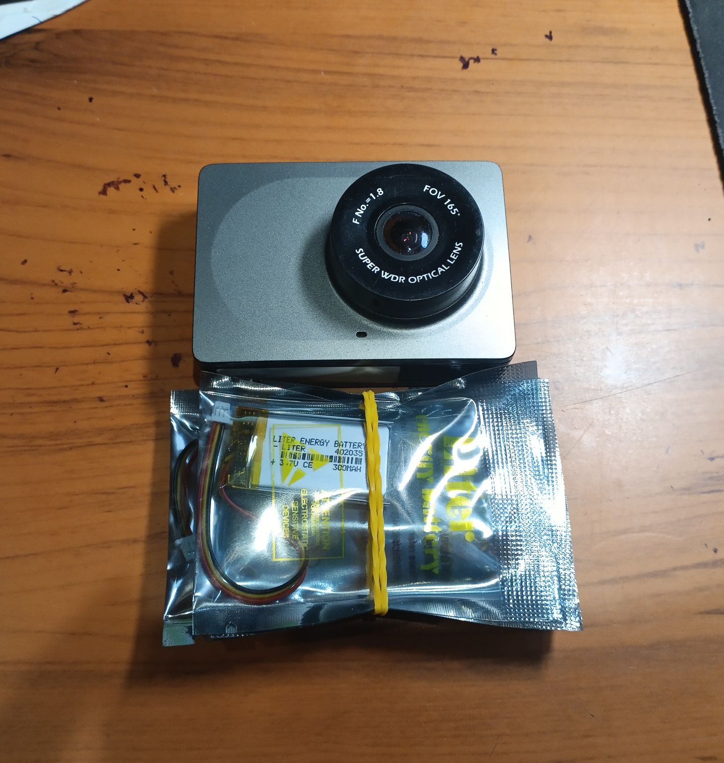 Аккумулятор liter energy 402035 3pin литиевый для yi dash camera