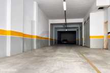 Garagem para venda com 7 lugares de parqueamento e 3 box