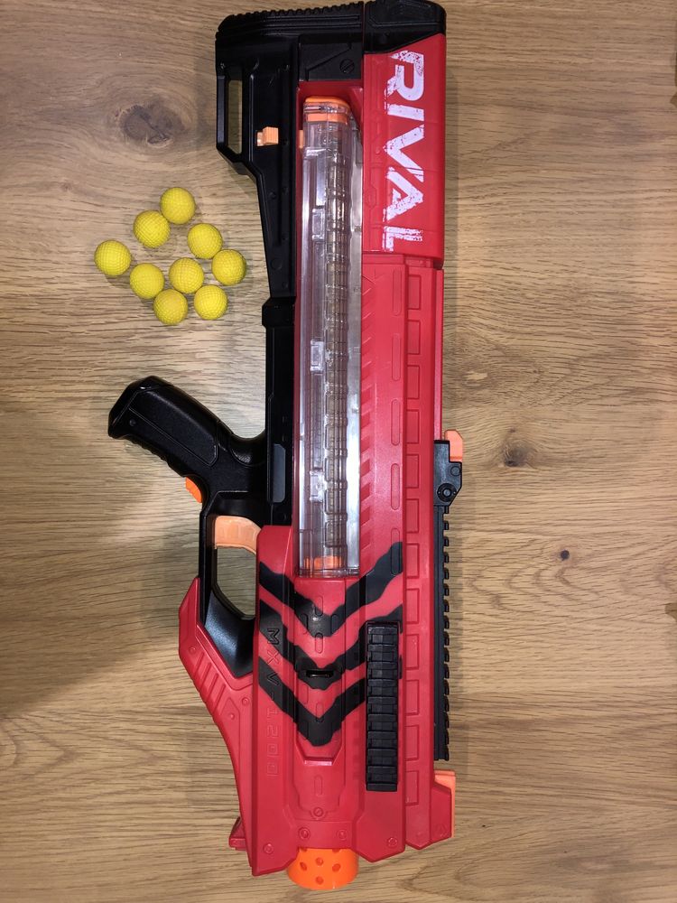 Nerf rival, com oculos de proteção