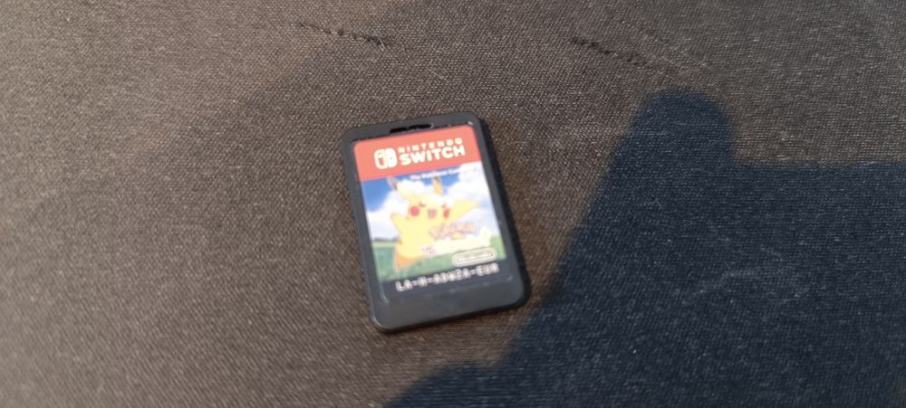 Nintendo Switch lite + gra pokemon let's go pikachu