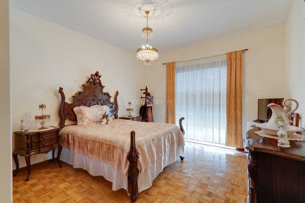 Quarto de casal antigo com colchão e estrado
