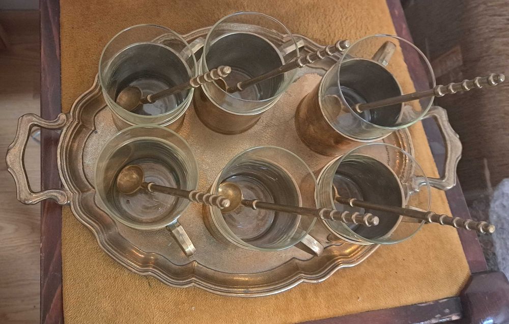 Zestaw mosiężny 6 szklanek z koszyckami i łyżeczkami na tacy