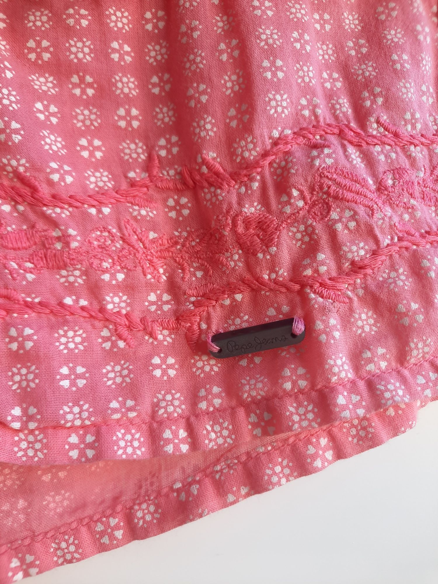 Top coral com folhos e bordados da Pepe Jeans