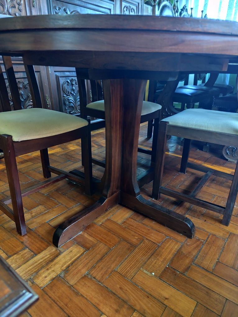 Mesa  em madeira com 4 cadeiras