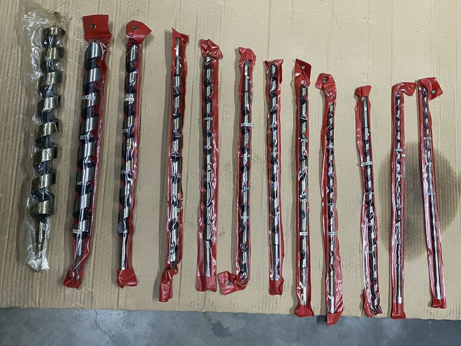 Brocas para madeira novas e um saco novo para usar com as ferramentas
