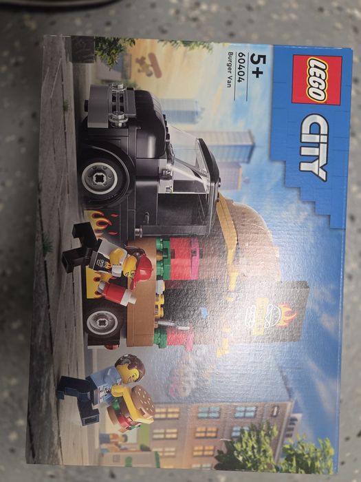 Nowe klocki LEGO City, Ciężarówka z burgerami, 60404