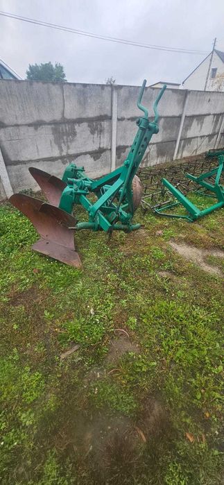 Sprzedam brony, pług i kultywator.
