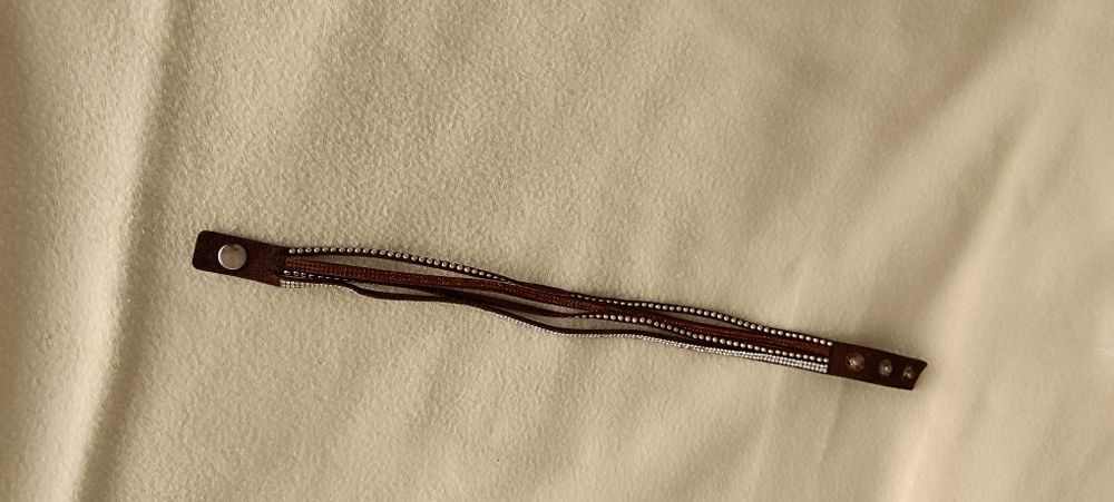 Pulseira castanha com brilhantes. Usado. Dá duas voltas ao pulso