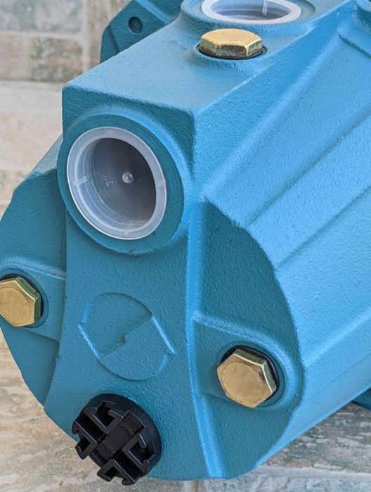 Поверхневий чугунний центробіжний насос.