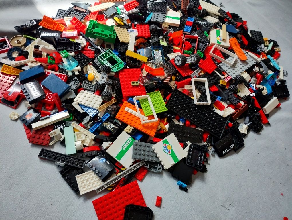 LEGO 2 kg. mix oryginalnych klocków pokazanych na zdjęciach