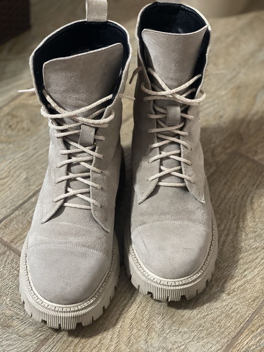 Продам замшеві зимові ботинки