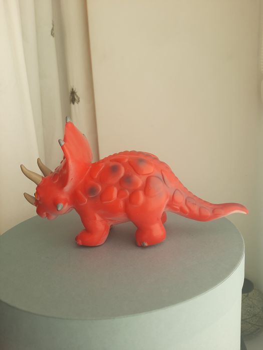 Динозавр фігурка