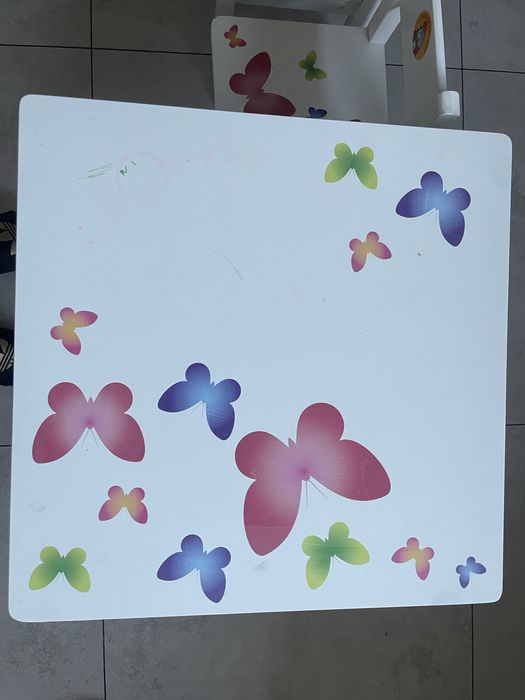 Stolik i 2 krzesełka dla dziewczynki.