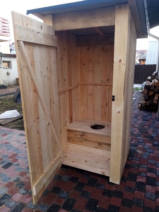 Деревяний туалет