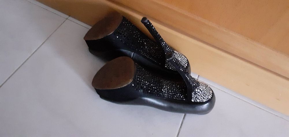 Sapatos pretos Salto Alto C/ brilhantes nos Saltos ( ALDO)