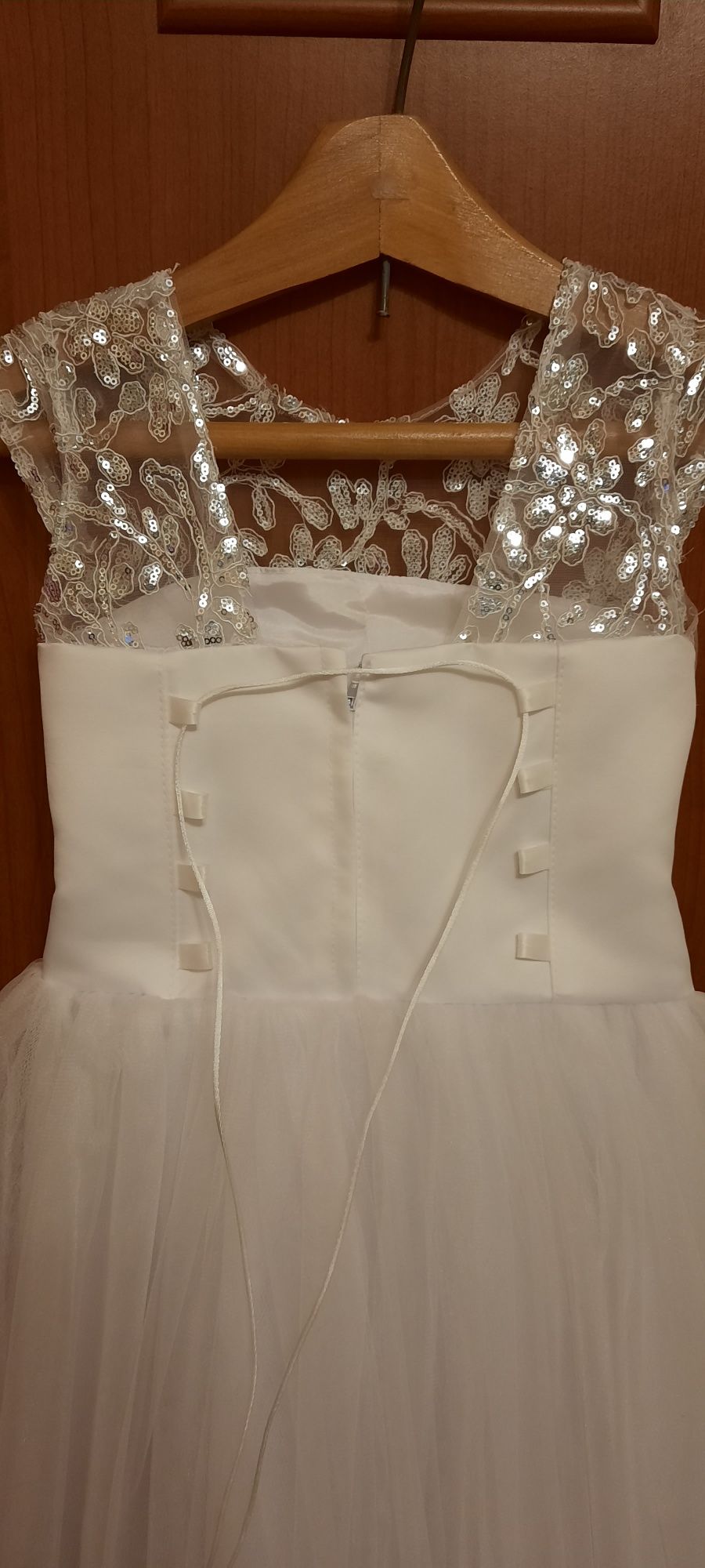 Белоснежное нарядное платье