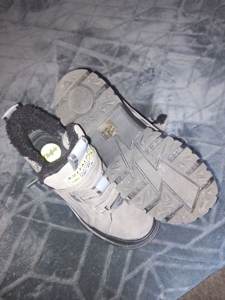 Botas Bufalo com pelo interior número  37  uadadas poucas vezes