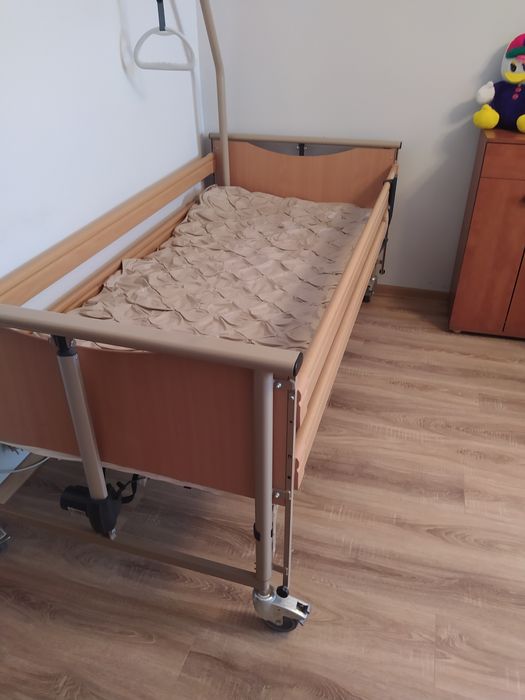 Sprzedam łóżko z materacem antyodleżynowym